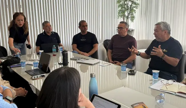 Reunión de la directiva antes del grato evento.
