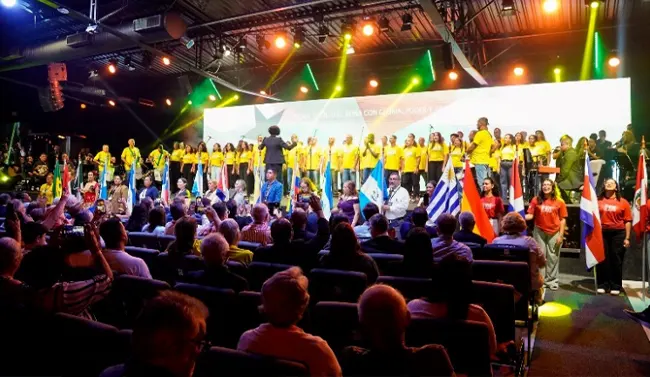 Desfile de Naciones con el coro de Cristolandia.